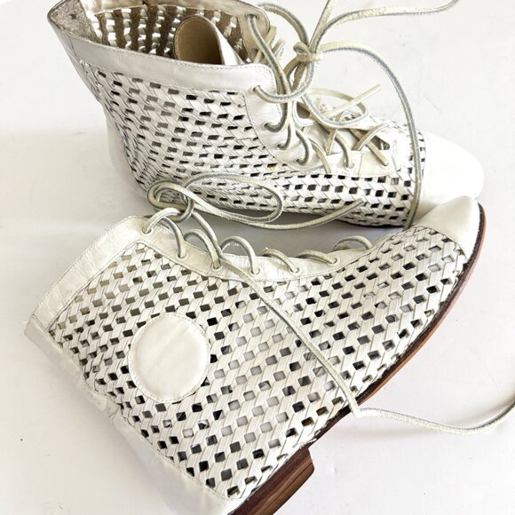 Cat's Paw Shoes - Women's Cat's Paw Boots White leather mesh high top sneakers size 8B for a narro